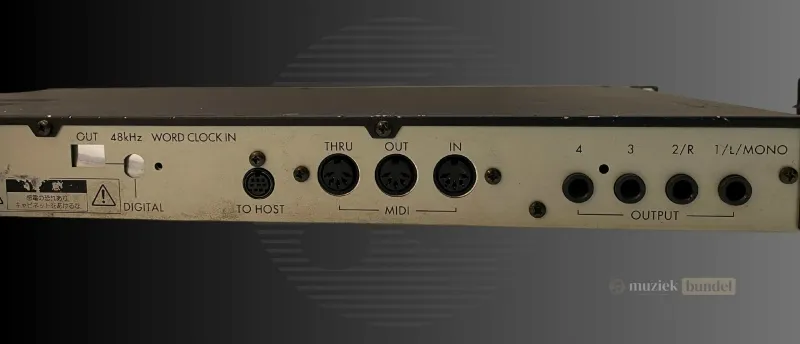 Achterpaneel van de Korg TR-Rack - Digitale, MIDI- en Audio-uitgangen | Muziekbundel.nl Aansluitingen op de achterzijde van de Korg TR-Rack, met digitale output, MIDI-poorten en meerdere audio-uitgangen.