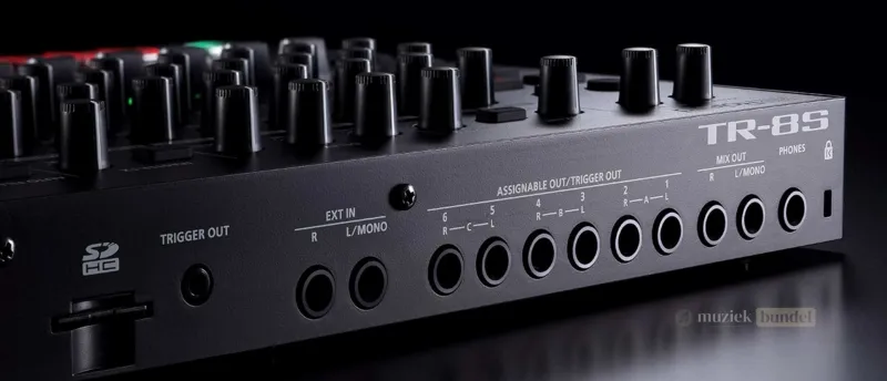 Connectiviteit en Integratie van de TR-8S | Muziekbundel.nl De connectiviteits- en integratiemogelijkheden van de Roland TR-8S drumcomputer, zoals MIDI, USB en trigger out.