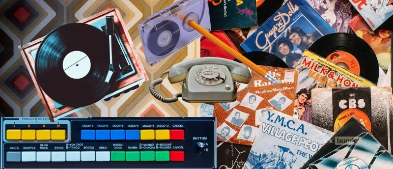 De Muzikale Omgeving van de Jaren ’70 en de Opkomst van Drumcomputers | Muziekbundel.nl De jaren ’70 brachten een muzikale revolutie met genres zoals disco, new wave en reggae, waarin drumcomputers een steeds grotere rol speelden.