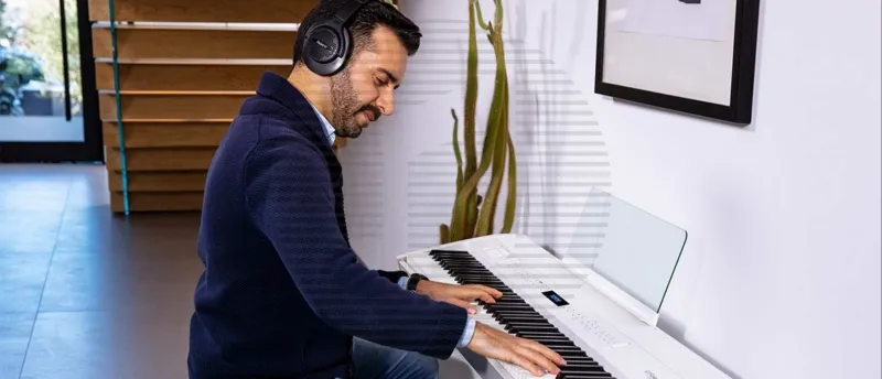 Geavanceerde draagbare piano met premium klanken, versterkte luidsprekers en verfijnde sfeereffecten Geavanceerde draagbare piano met premium klanken, versterkte luidsprekers en verfijnde sfeereffecten