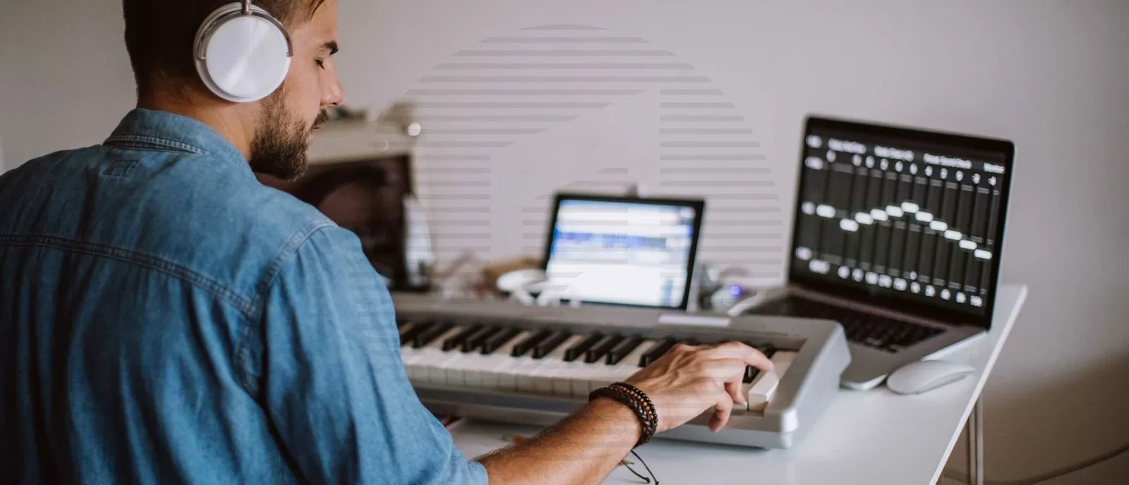 Hoe Zet Je Muzikale Ideeën Om in Realiteit: Tips voor Songwriting en Thuisopnames