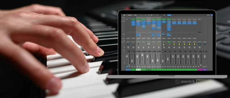 Hoe worden MIDI-controllers geïntegreerd in live performances? | Muziekbundel.nl Muzikant bedient een MIDI-controller tijdens een live performance met gekoppelde apparatuur.