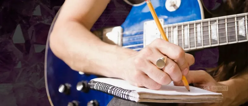 Je eerste liedje schrijven - Creatieve tips en inspiratie - Muziekbundel.nl Notitieboek met muzieknoten, tekst, gitaar en een pen, klaar om je eerste liedje te schrijven via tips van Muziekbundel.nl.