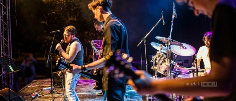 Je eerste optreden plannen - Zet jouw muziek in de spotlight - Muziekbundel.nl Eerste stappen naar live-optredens met een band op het podium, inspiratie voor muzikanten via Muziekbundel.nl.
