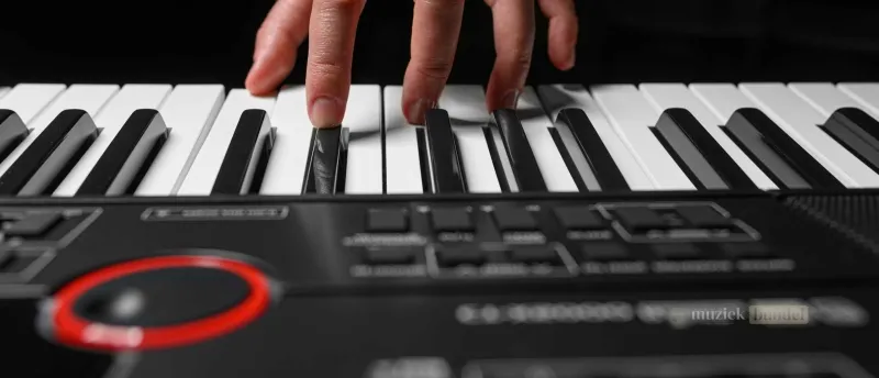 Je eerste synthesizer kopen - Gids voor beginners - Muziekbundel.nl Een moderne synthesizer met bedieningsknoppen en toetsen, perfect voor beginners, te koop via Muziekbundel.nl.