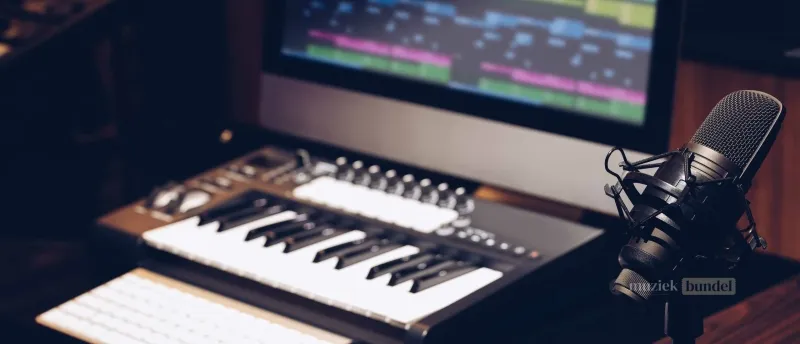 Je eigen muziekstudio opzetten - Tips voor een succesvolle start - Muziekbundel.nl Een home recording studio met apparatuur zoals een keyboard, mixer en monitoren, ideaal voor beginners.