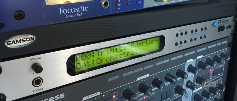 Korg TR-Rack in de studio - Een krachtige module met rijke geluiden | Muziekbundel.nl Korg TR-Rack in studio rack, bekend om zijn dikke geluiden en veelzijdigheid voor zowel studio als live gebruik.