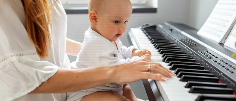 Muziek Voor de Allerkleinsten: De Eerste Noten van Verbinding Muziek Voor de Allerkleinsten: De Eerste Noten van Verbinding
