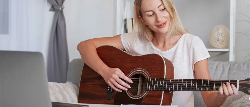 Online Gitaarles - Leer Gitaar Spelen op Jouw Tempo - Muziekbundel.nl Online gitaar leren spelen met flexibele lessen en goedkoopste prijzen