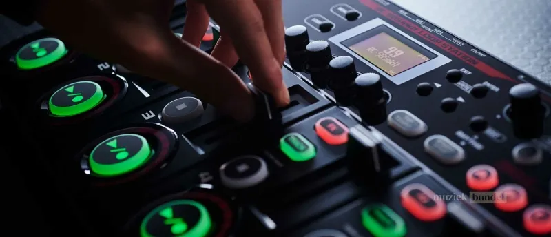 Personaliseerbare workflow van de Boss RC-505mkII - Muziekbundel.nl Boss RC-505mkII Loop Station met instelbare knoppen en faders voor een gepersonaliseerde bediening.
