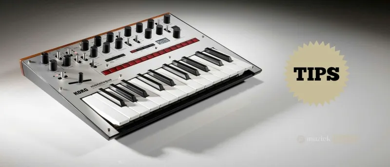 Praktische tips voor gebruik van de Korg Monologue - Muziekbundel.nl Korg Monologue synthesizer in gebruik met focus op bediening en instellingen.