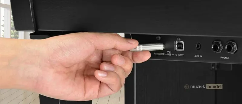 Slimme Functies en Connectiviteit van de Yamaha CLP-825 | Bluetooth & Meer | Muziekbundel.nl De Yamaha CLP-825 heeft slimme functies zoals Bluetooth Audio, USB-connectiviteit en compatibiliteit met de Smart Pianist-app.