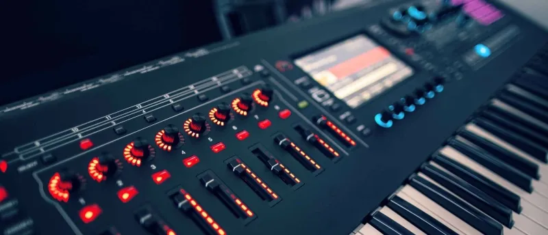 Synthwave - Sterke nadruk op synthesizers en drummachines Synthwave - Sterke nadruk op synthesizers en drummachines