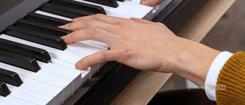 Toetsenbord en speelgevoel van de Yamaha P-143 met authentieke respons en realistische touch | Muziekbundel.nl Close-up van het toetsenbord van de Yamaha P-143 digitale piano met 88 gewogen toetsen en een natuurlijk speelgevoel dat het gevoel van een akoestische piano nabootst.