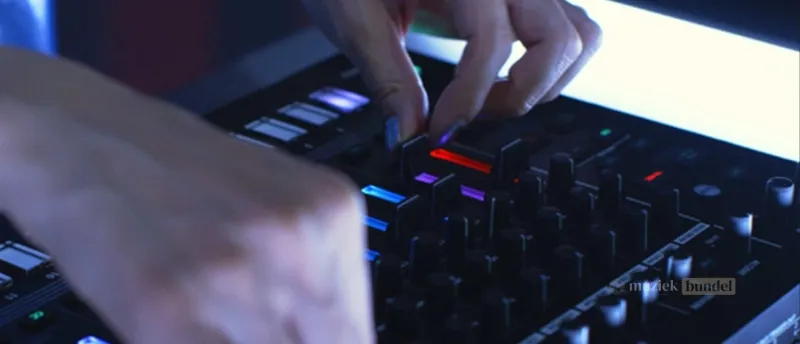 Voor Wie is de Roland TR-8S Geschikt | Muziekbundel.nl De Roland TR-8S drumcomputer en zijn geschiktheid voor producers, live performers en sound designers.