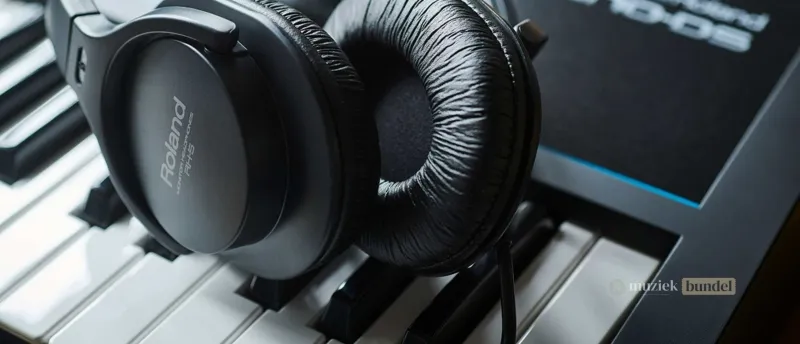 Waarom de Roland RH-5 de Perfecte Hoofdtelefoon is voor Muzikanten | Muziekbundel.nl Roland RH-5 hoofdtelefoon met uitstekende geluidskwaliteit, comfort en veelzijdigheid