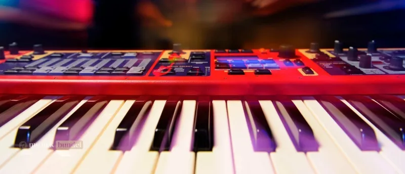 Waarom een synthesizer kopen? Ontdek de voordelen | Muziekbundel.nl De voordelen van een synthesizer: veelzijdigheid, creatieve vrijheid en de mogelijkheid om unieke klanken te creëren voor jouw muziek.