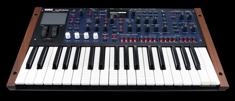 Waarom Zou je de Korg Multi/Poly Moeten Kopen? | Muziekbundel.nl Redenen om de Korg Multi/Poly synthesizer te kopen, met focus op analoge sound, digitale flexibiliteit en unieke functies zoals Kaoss Physics en Motion Sequencing.
