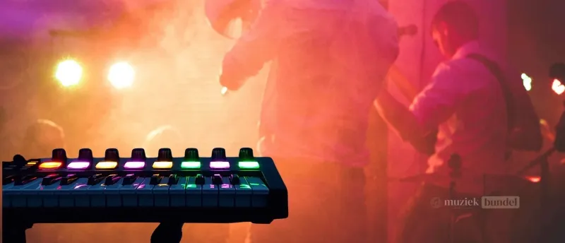Wat is een MIDI-controller en waarom zijn ze belangrijk? | Muziekbundel.nl MIDI-controller close-up met knoppen en pads, essentieel voor live optredens en muziekproductie.