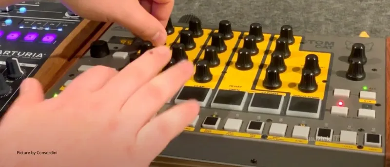 Wat Vinden Gebruikers van de Akai Tom Cat? – Ervaringen en Praktijkverhalen - Muziekbundel.nl Gebruikers waarderen de rauwe sound en creatieve mogelijkheden van de Akai Tom Cat, maar noemen ook enkele beperkingen en eigenzinnigheden.