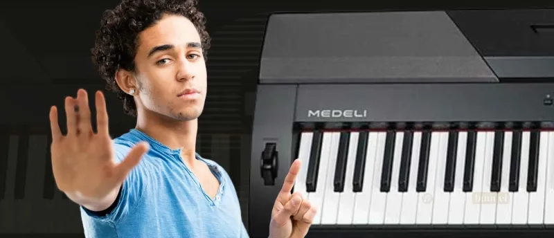 Wat vinden gebruikers van de Medeli SP4000? Ervaringen en beoordelingen | Muziekbundel.nl Medeli SP4000 digitale piano met focus op toetsen en bediening, geliefd bij gebruikers vanwege speelgevoel en functionaliteit.