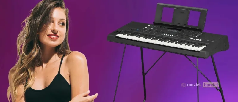 Wat vinden gebruikers van de Yamaha PSR-E583? | Muziekbundel.nl Vrouwelijke pianist die verleidelijk naar de PSR-E583 op een standaard kijkt
