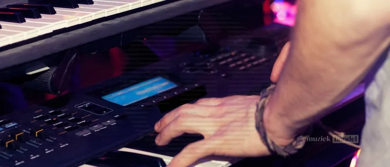 Wat zijn de beste alternatieven voor de Yamaha MX61 BU MK2? | Muziekbundel.nl Vergelijkbare alternatieven voor de Yamaha MX61 BU MK2, zoals de Roland Juno-DS61 en Korg Kross 61.