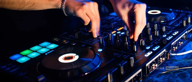 Zo Verbeter Je de Akoestiek in een DJ-Booth | Muziekbundel.nl Optimaliseer de akoestiek in je DJ-booth met absorptiepanelen, basstraps en speakerplaatsing voor een strakkere sound en betere mixcontrole.
